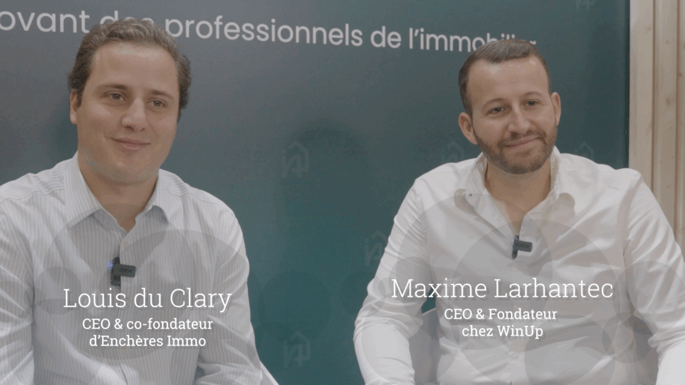 Louis Du Clary, CEO et fondateur d’Enchères Immo, et Maxime Larhantec, CEO et fondateur de Winup, posent ensemble lors du salon RENT.